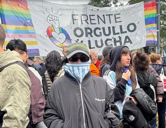 Lali Espósito y Dillom presentes en la marcha al Congreso contra la Ley de Propiedad Privada.