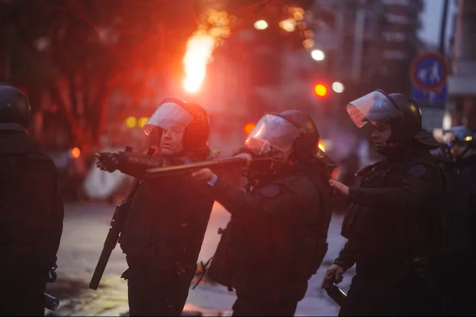 Brutal represión del régimen libertario de Milei contra los que marchan para que no se venda la patria.