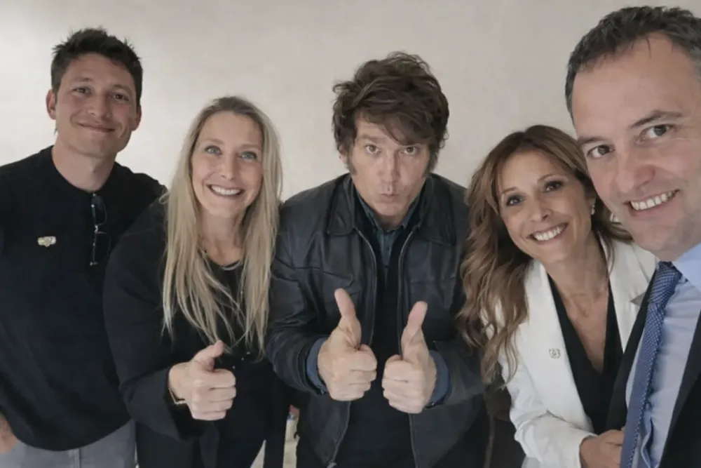 Santiago Luis Caputo, Karina Elizabeth Milei, Javier Gerardo Milei, Bettina Julieta Angeletti y Manuel Adorni.