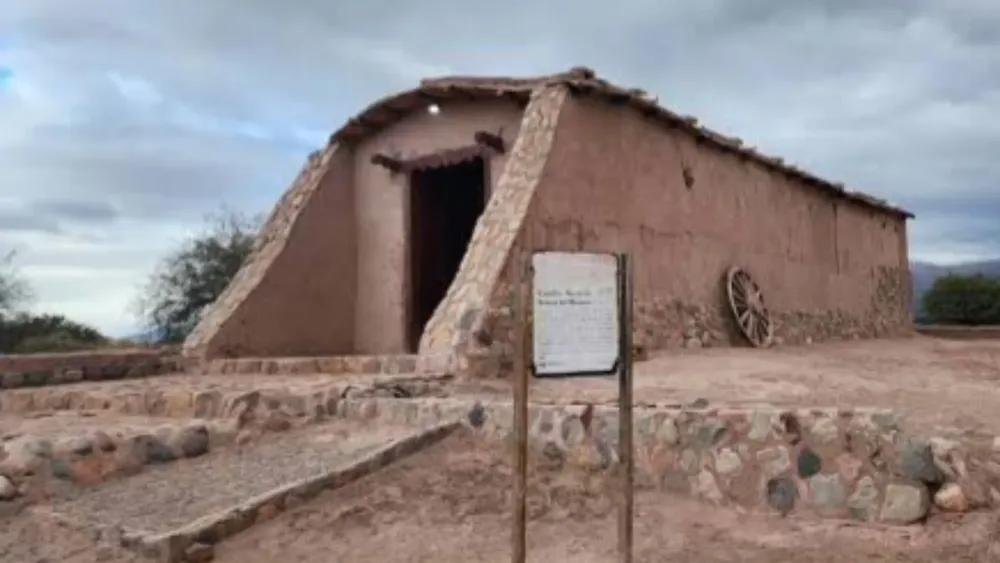 Iglesia de Nuestra Señora del Rosario, ubicada junto a las ruinas del Mayorazgo de Anillaco.