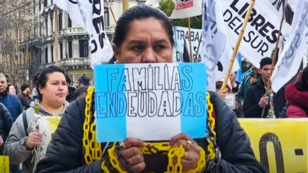 Endeudados.