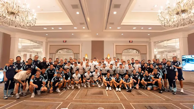 Selección Argentina de Fútbol y su cuerpo técnico.