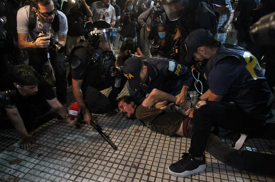 Brutal represión de la policía del régimen de Milei. 