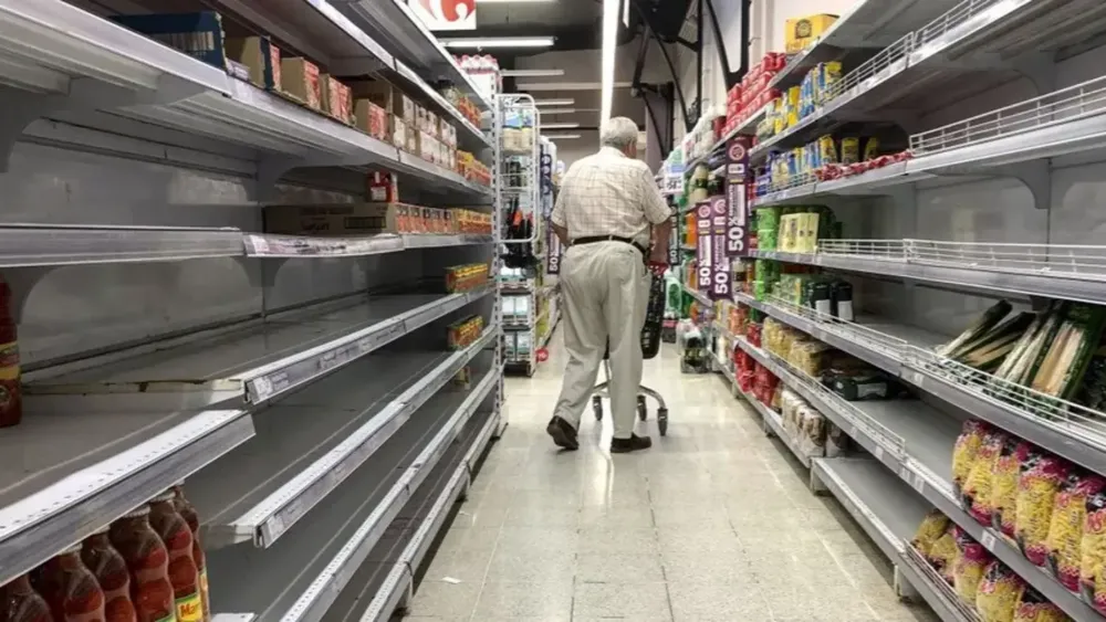Góndolas vacías en supermercados argentinos. 