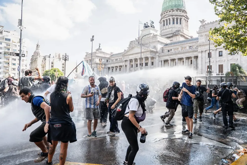 Represión del régimen de Milei a trabajadores que protestan contra la Reforma Laboral esclavista. 