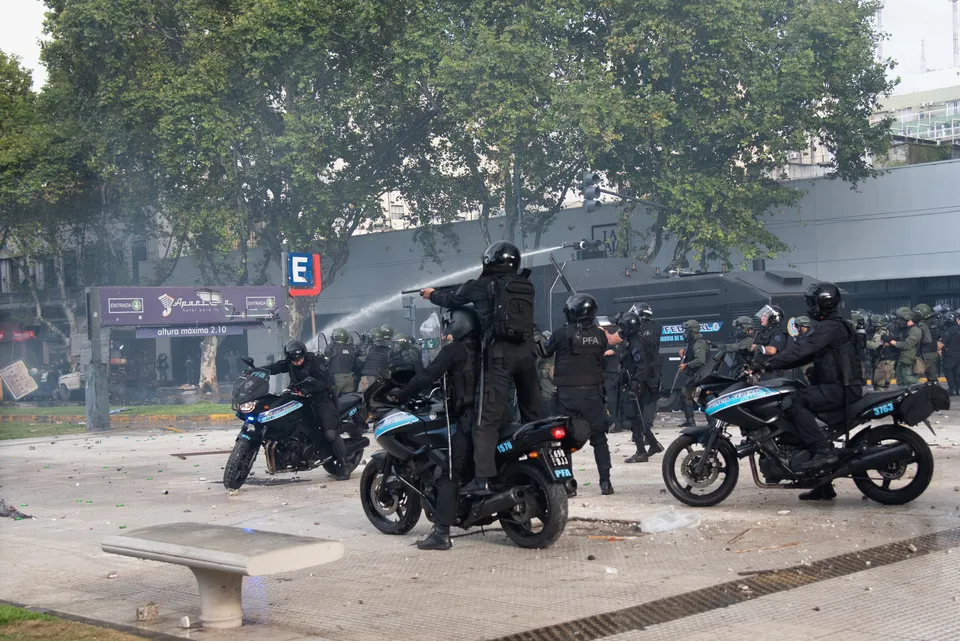 Salvaje y brutal represión del régimen de Milei y Bullrich a jubilados y jubiladas.