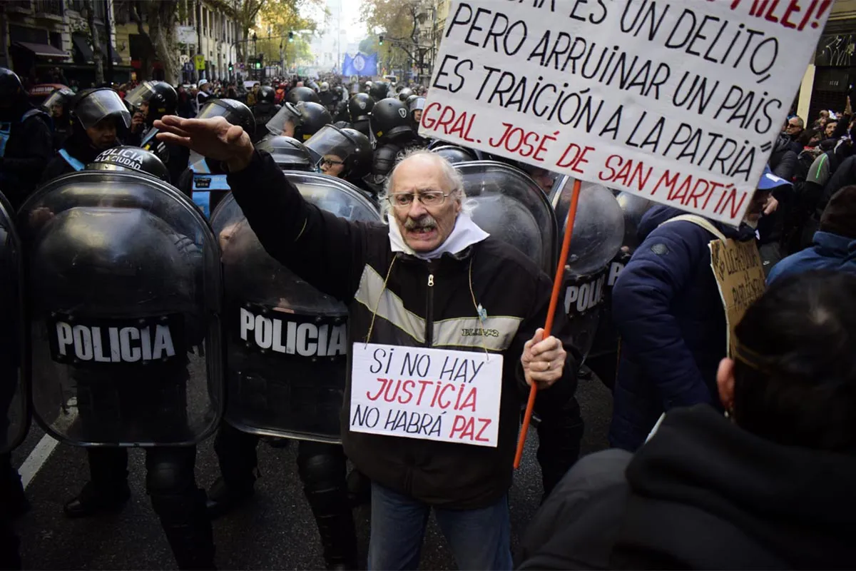 Jubilados y jubiladas contra el ajuste y la represión del régimen de Milei. 