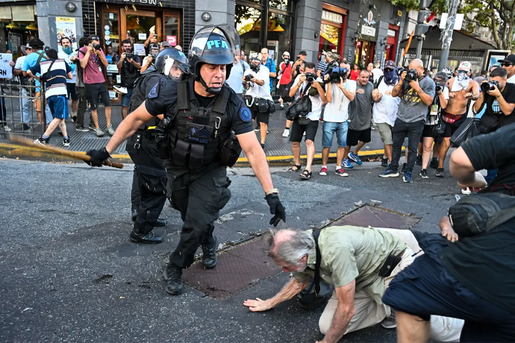 Salvaje y brutal represión del régimen de Milei y Bullrich a jubilados y jubiladas.