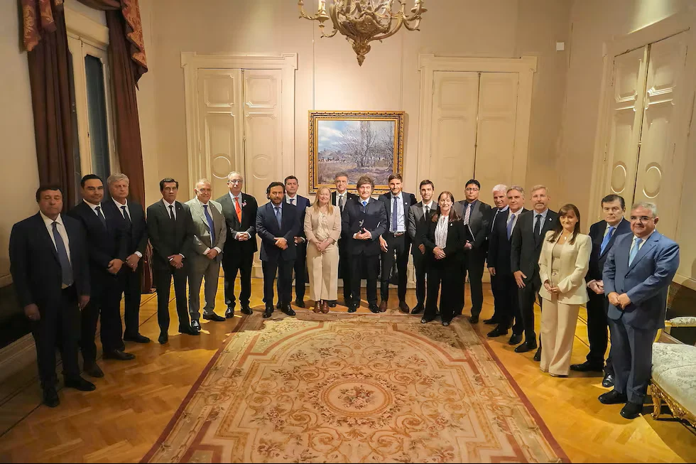 Milei, el líder del régimen libertario que gobierna Argentina, y un viaje a París rodeado de la “casta”.