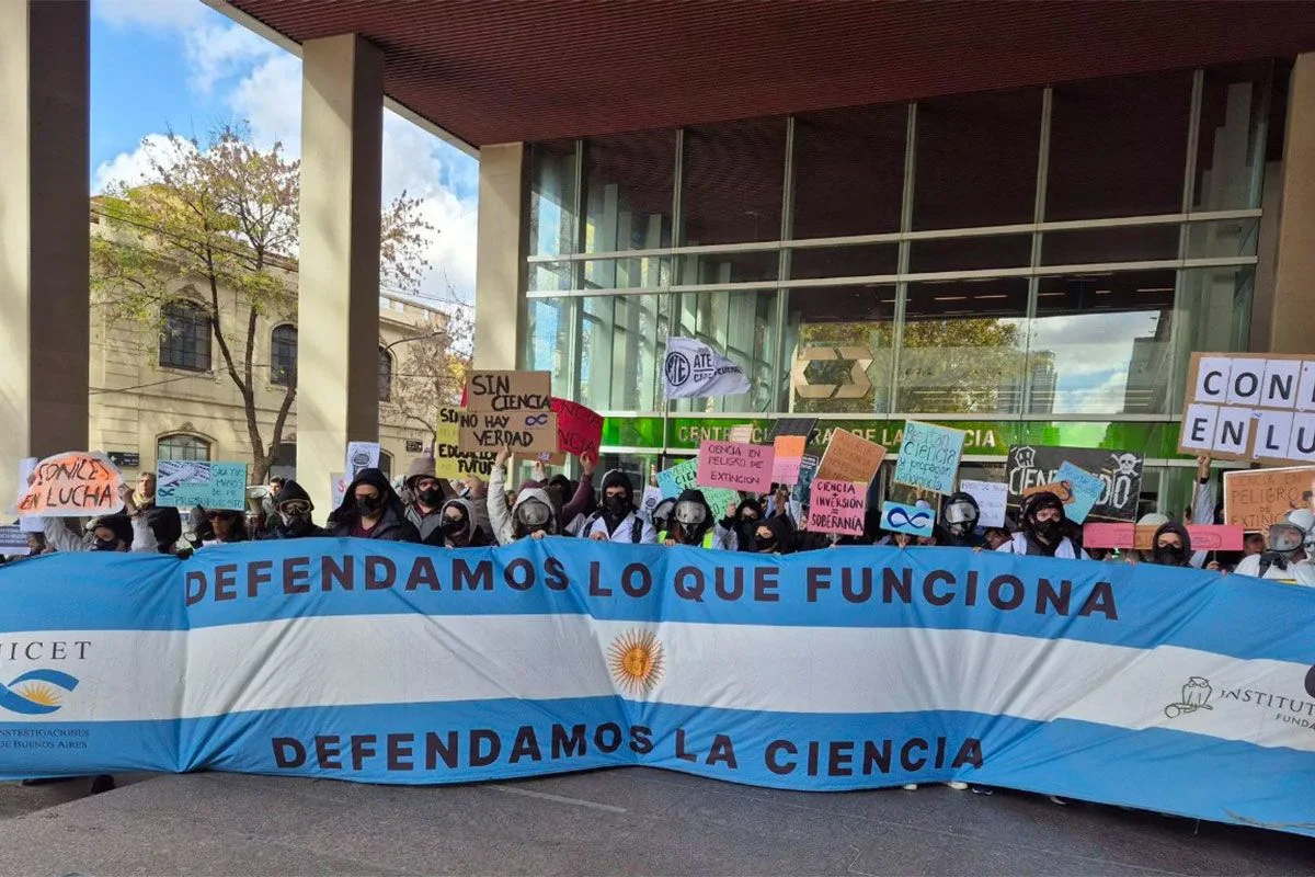 Científicos argentinos protestan contra el régimen libertario de Milei.