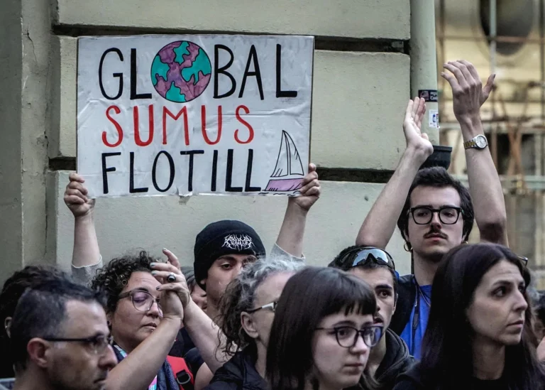 Manifestantes protestan tras la detención de activistas de la Global Sumud Flotilla.