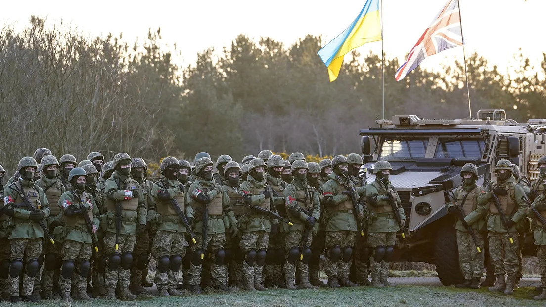 Militares ucranianos bajo las directivas de instructores británicos.