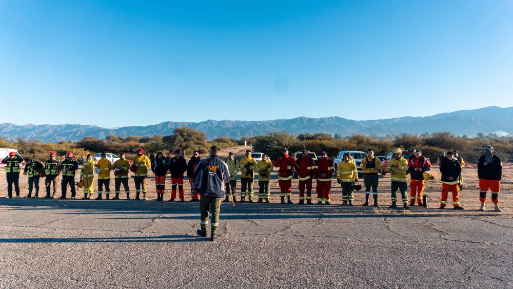 Brigadistas de la Secretaría de Seguridad y Bomberos Voluntarios de Catamarca.