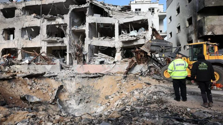 Irán destruye objetivos de Israel y EE.UU.