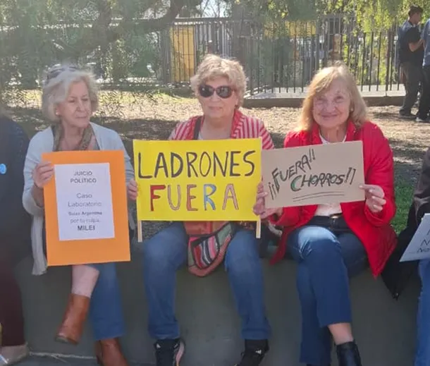 Fuera Milei, fuera choros.