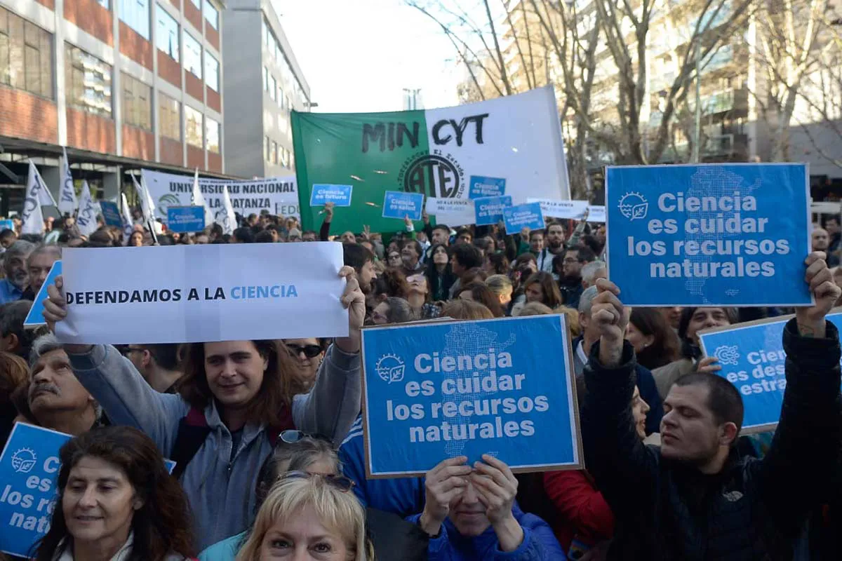 Cientificos argentinos en contra de las políticas del régimen libertario de ultraderecha de Javier Milei.