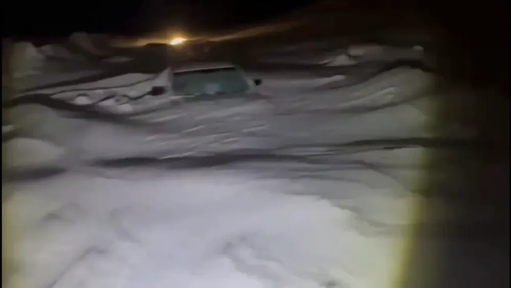 Temporal que sepultó vehículos bajo la nieve extrema.
