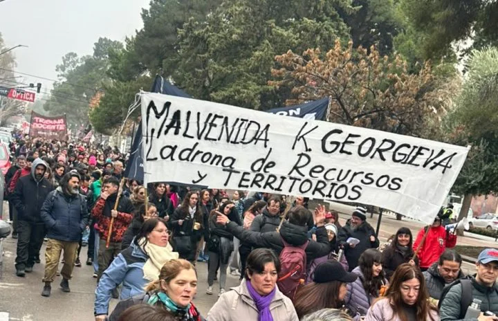 Rechazo a la visita de Kristalina Ivanova Gueorguíeva-Kinova y Luis Andrés Caputo a Neuquén