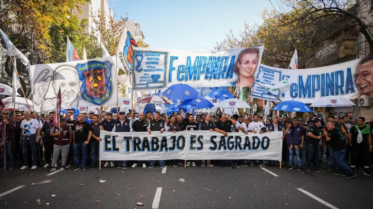 Protesta y movilización contra la reforma laboral esclavista del régimen de Milei. 