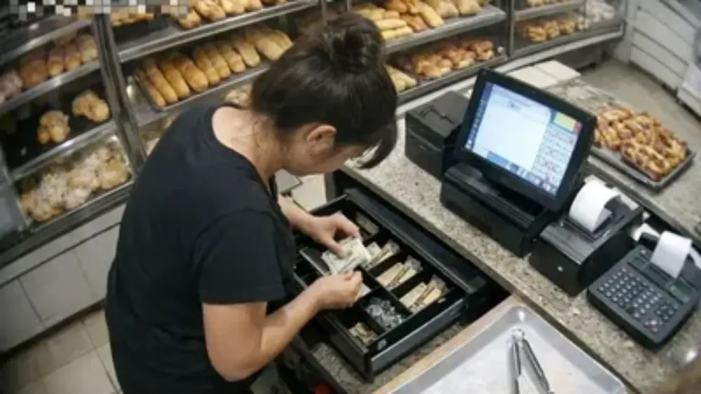 Empleada cajera comercial. 