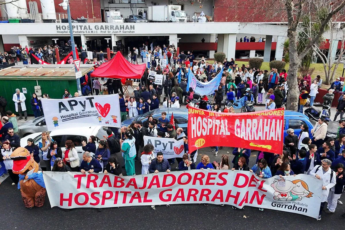 La Asociación de Profesionales y Técnicos del Hospital Garrahan (APyT). 