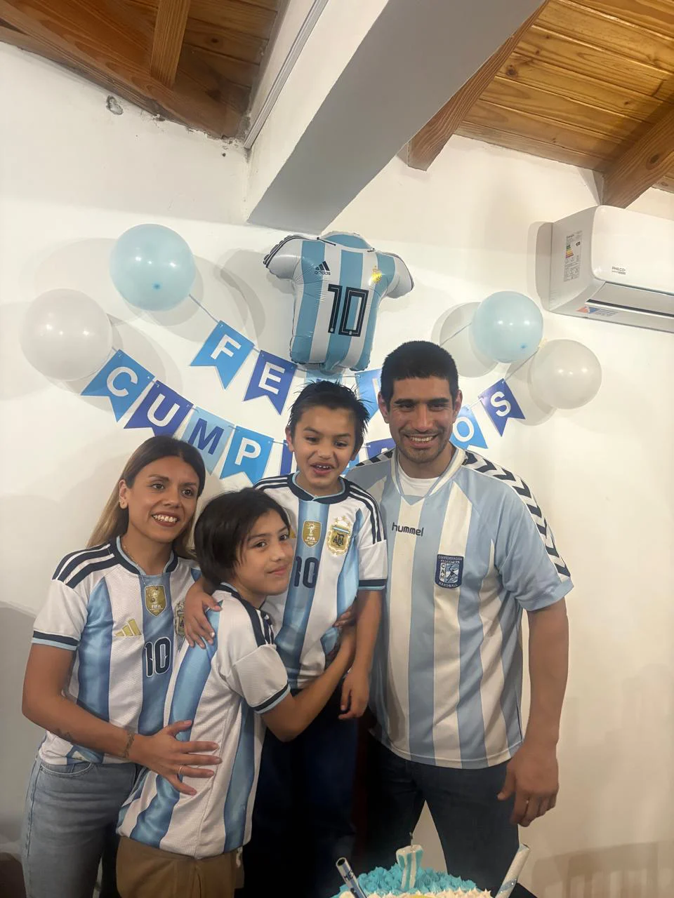 Salvador Cerda junto a sus padres y hermano. 