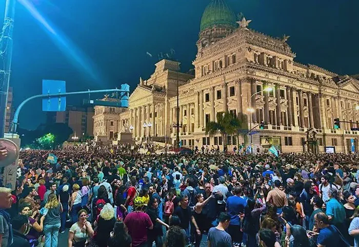 Cacerolazos a Javier Milei en el Congreso Argentino.