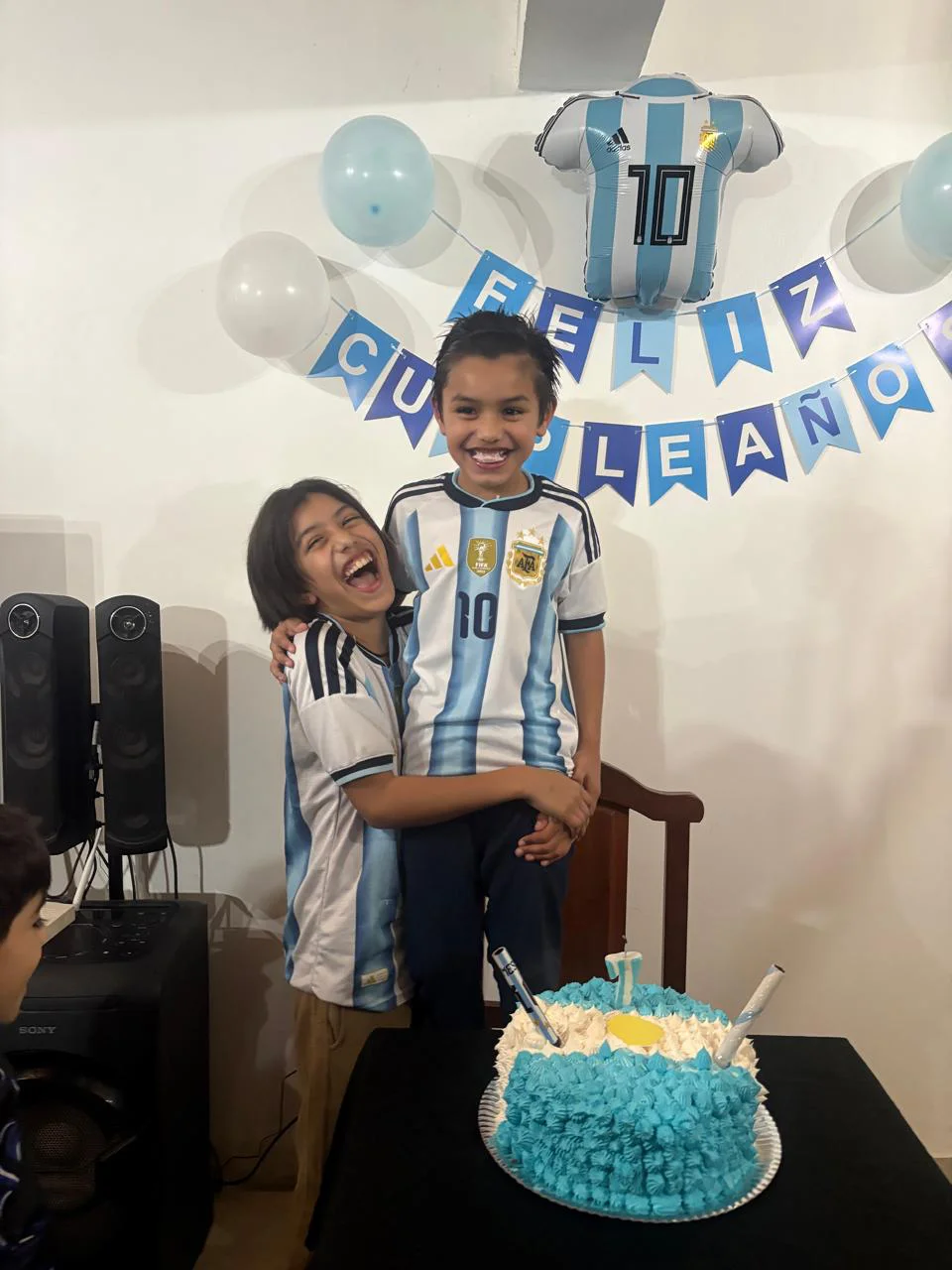Salvador Cerda junto a su hermano Morrison. 