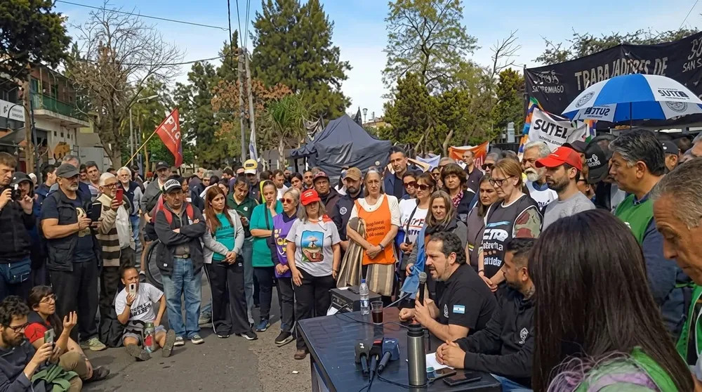 Trabajadores de Fate y funcionarios de Sutna. 