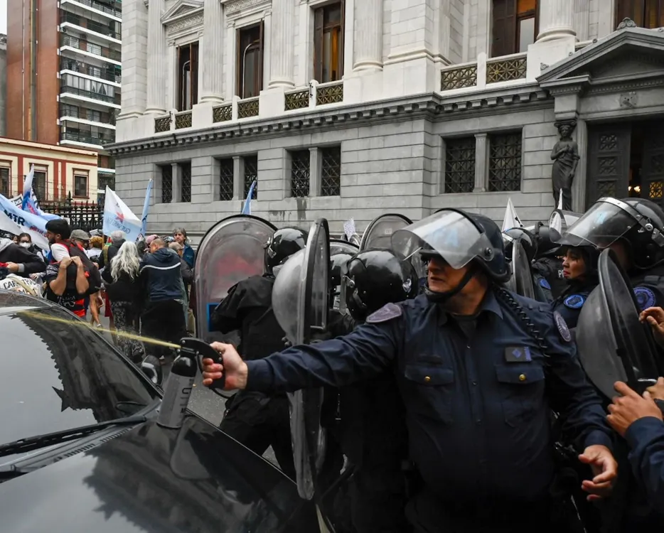 Fuerzas del régimen de Milei gaseando a jubilados y jubiladas. 