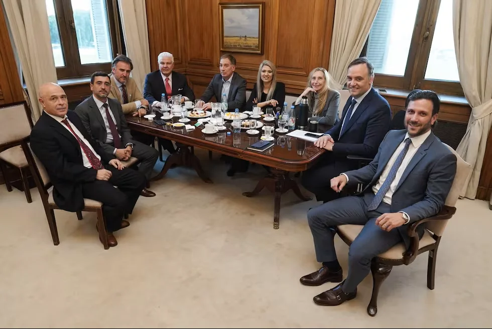 Karina Elizabeth Milei y Manuel Adorni junto a Senadores de La Libertad Avanza.