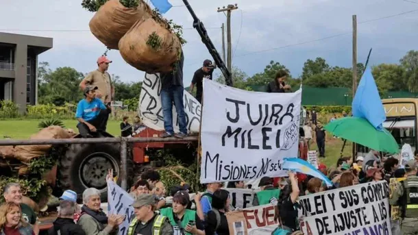 Protesta de yerbateros contra el régimen de Javier Gerardo Milei.
