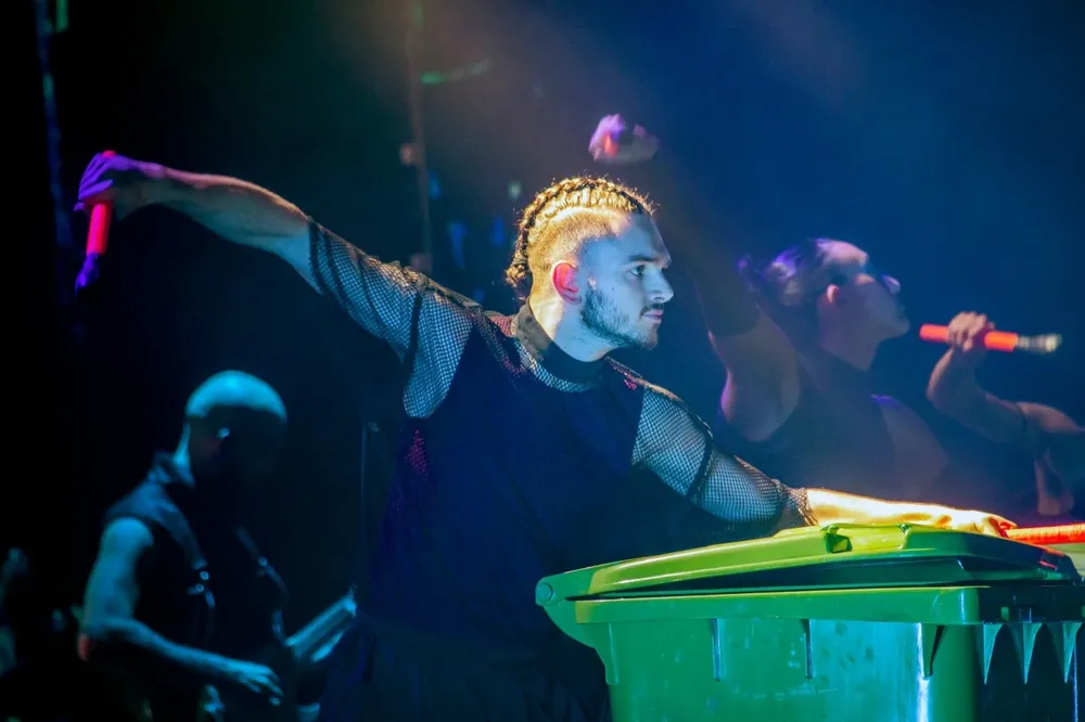  Lucas Gómez - Grupo Internacional Mayumana.