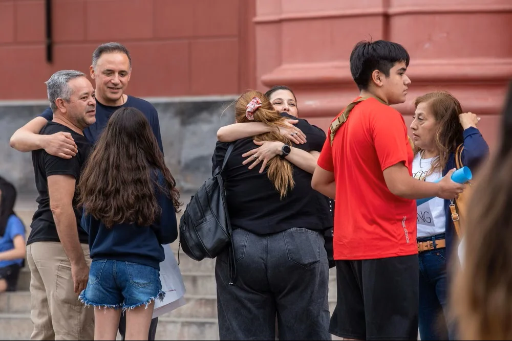 Caso Pía Didoménico. Los padres de la víctima de bullying recibieron acompañamiento de la comunidad.