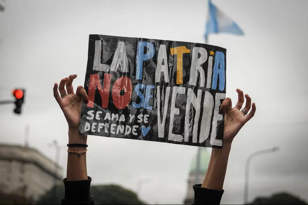 La Patria no se vende, se ama y se defiende.