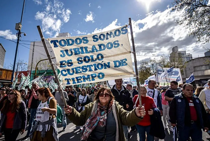 Jubilados y jubiladas de Argentina contra el régimen de los Milei. 