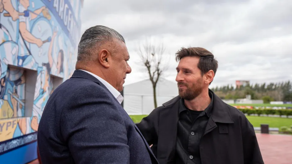 Claudio Fabián «Chiqui» Tapia y Lionel Andrés Messi Cuccittini. 