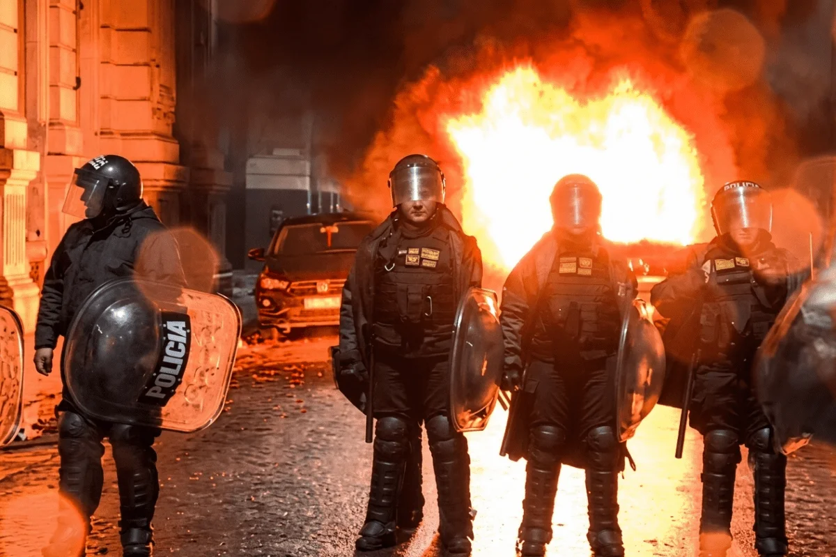 Salvaje represión del régimen libertario de Milei contra los que marchan para que no se venda la patria.