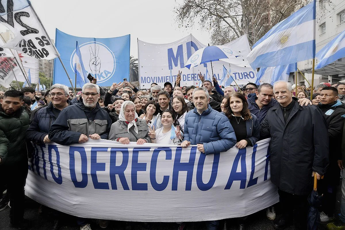 Axel Kicillof marcha al Congreso de la Nación Argentina.