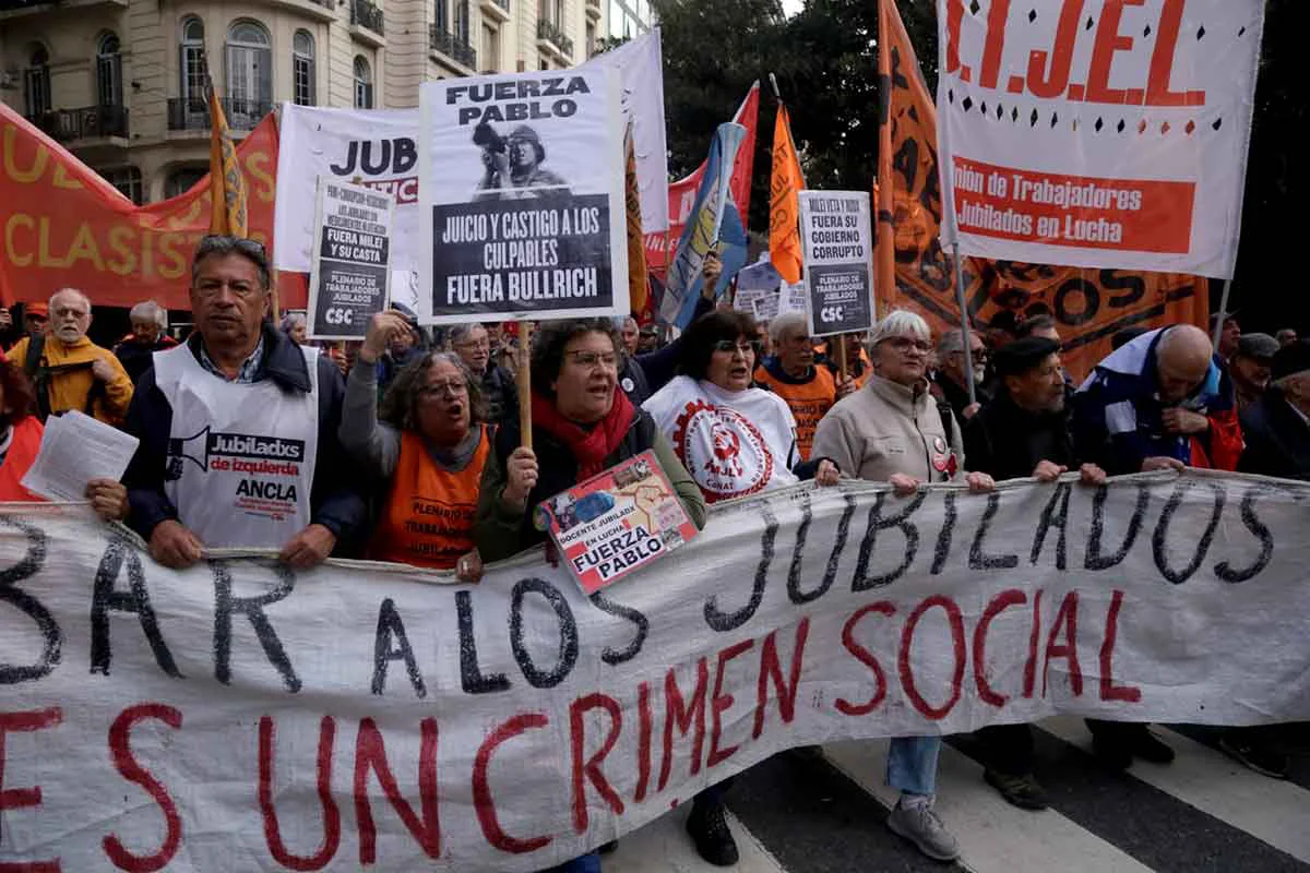 Jubilados y jubiladas contra el régimen libertario del Milei.