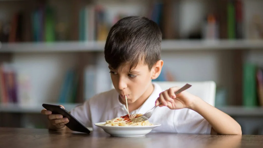Niños con celulares.