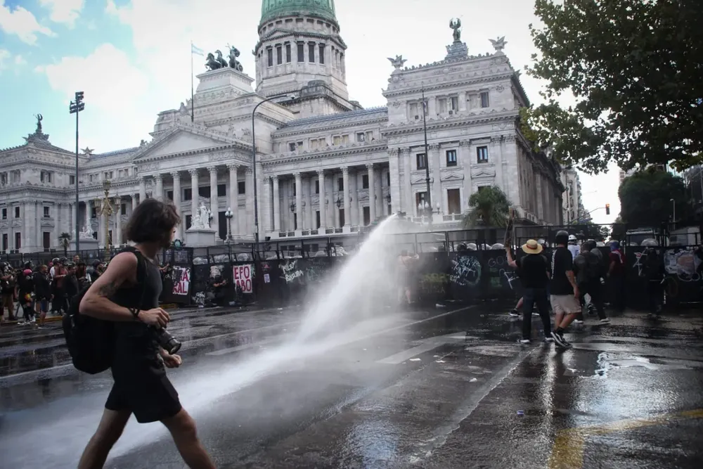 Represión del régimen de Milei a trabajadores que protestan contra la Reforma Laboral esclavista. 