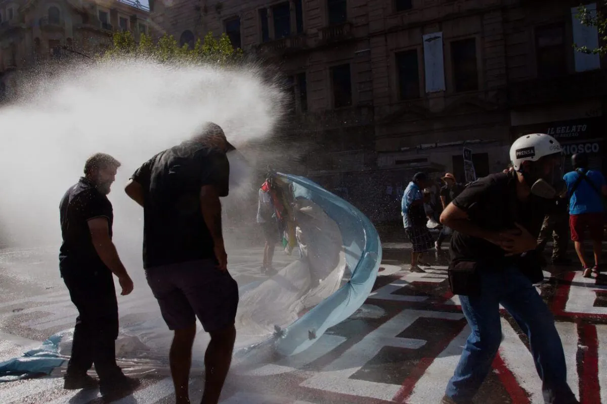 Represión del régimen de Milei a trabajadores que protestan contra la Reforma Laboral esclavista. 