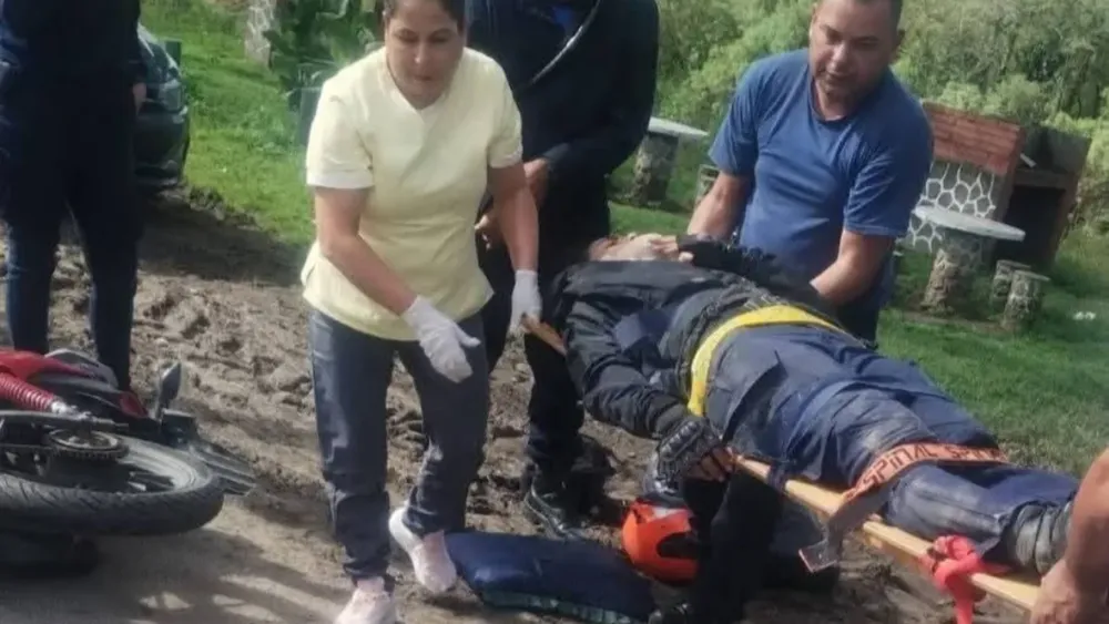 Policía herida trasladada en la caja de una camioneta por falta de ambulancia.