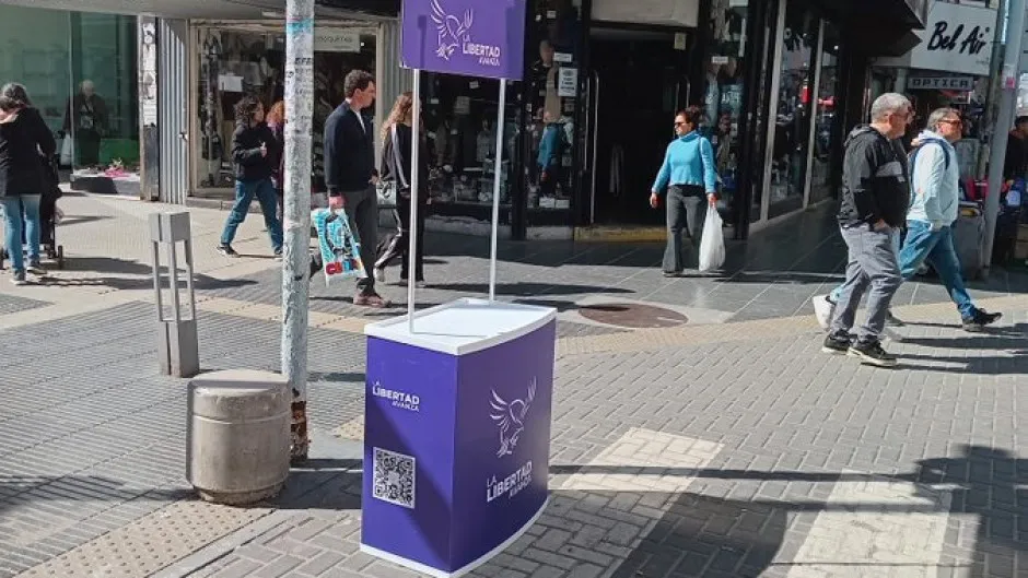 Stand vacío de La Libertad Avanza. 