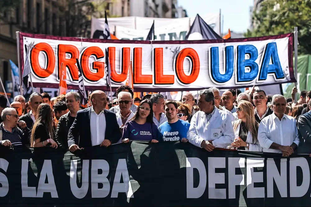 Marcha en defensa de las universidades de Argentina. 