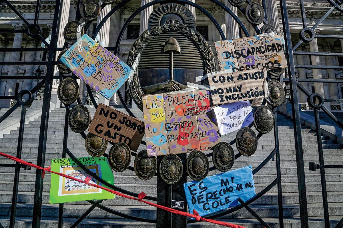 Discapacidad protesta en el Congreso de la Nación Argentina.