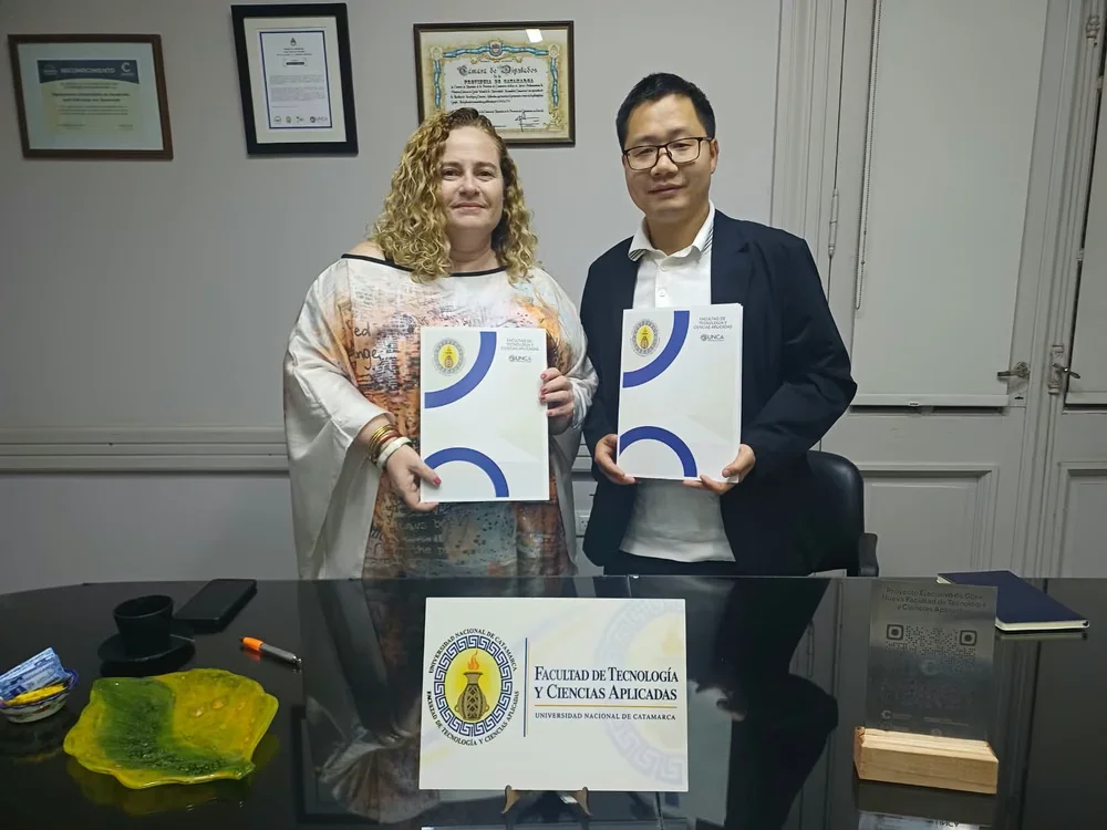 Natalia Edith Fernández y Zou Xiwang.