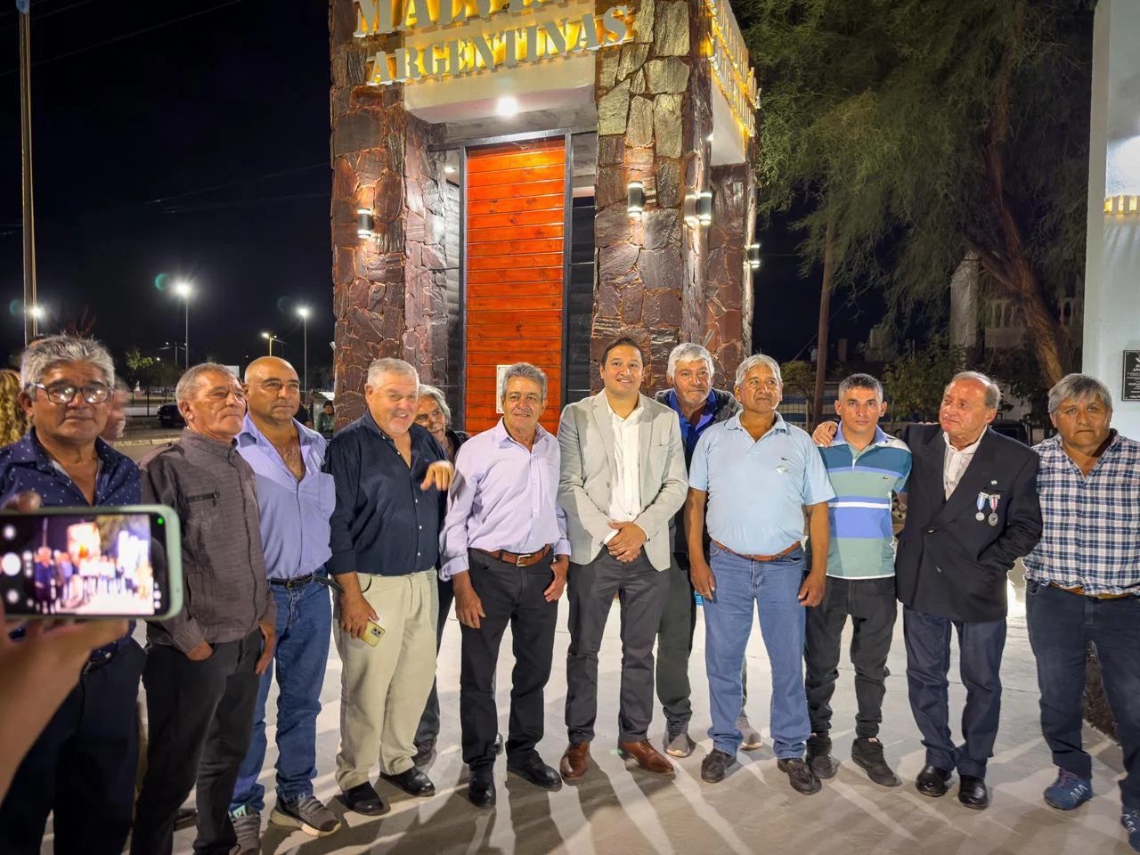 Ernesto Adolfo Andrada, junto a excombatientes y veteranos de la Guerra de Malvinas.