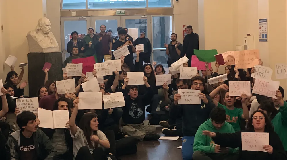 Estudiantes universitarios en defensa de la educación pública.
